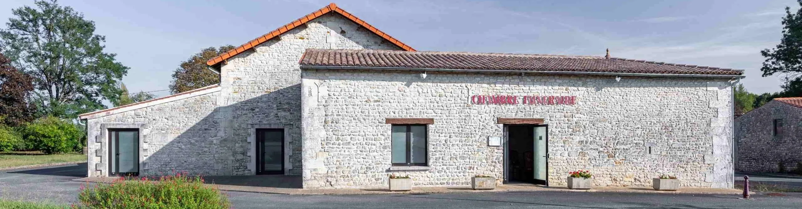 Bâtiment en pierres de taille hébergeant la chambre funéraire Guillet