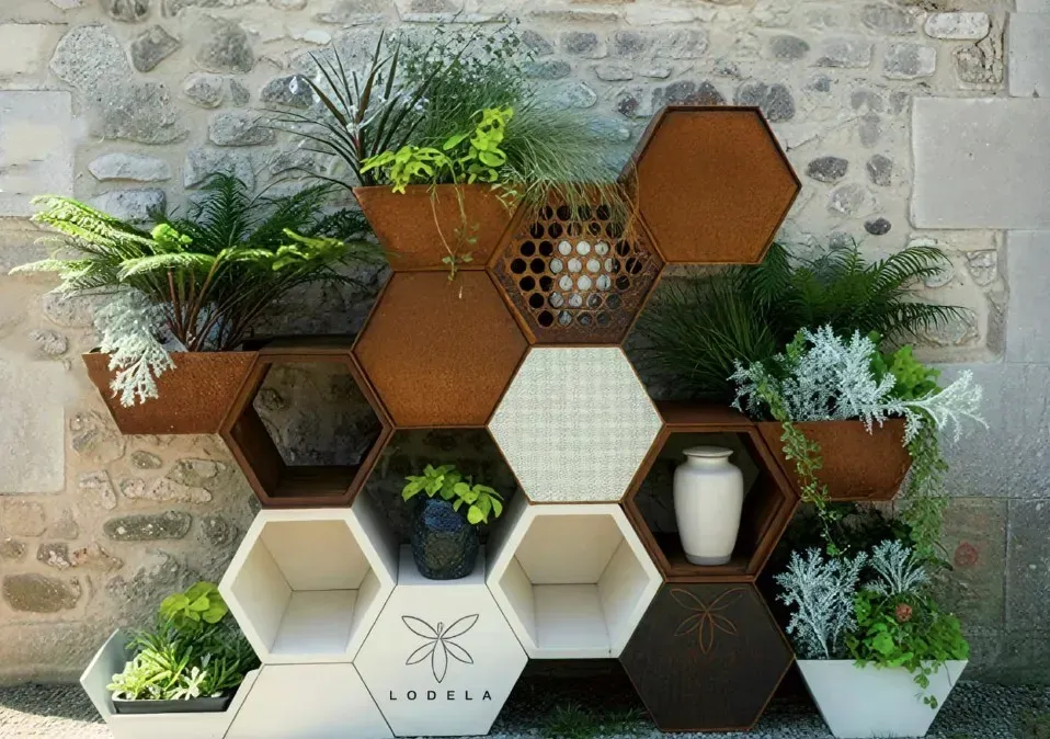 Columbarium design moderne en acier corten en forme d'alvéoles végétalisées