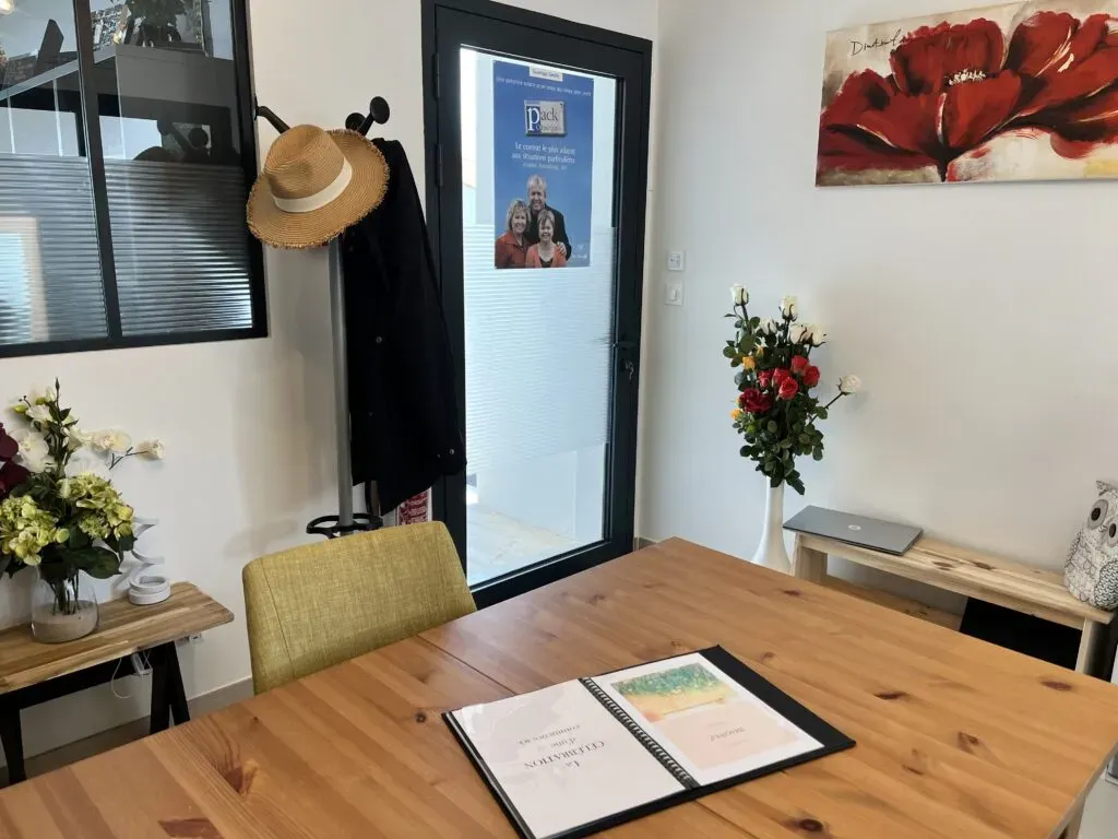 Bureau d'accueil des familles moderne et chaleureux avec table en bois et décoration soignée