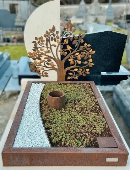 Monument funéraire paysager en acier corten avec motif arbre de vie et jardinière végétalisée