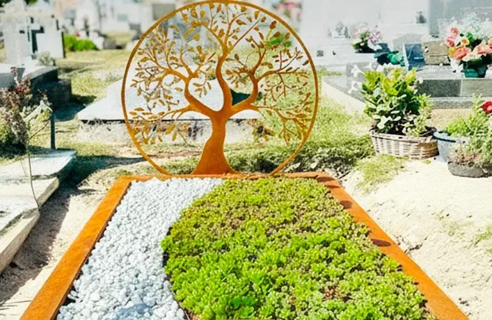 Tombe paysagère moderne en acier corten avec stèle arbre de vie et végétaux