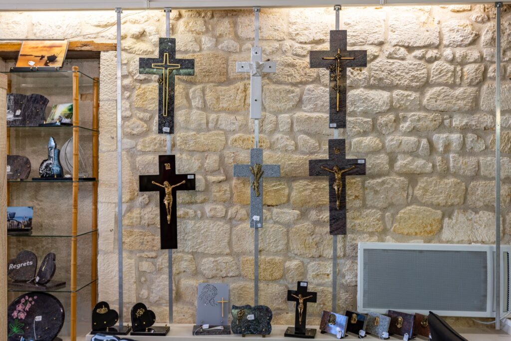 differentes croix et urnes funeraires